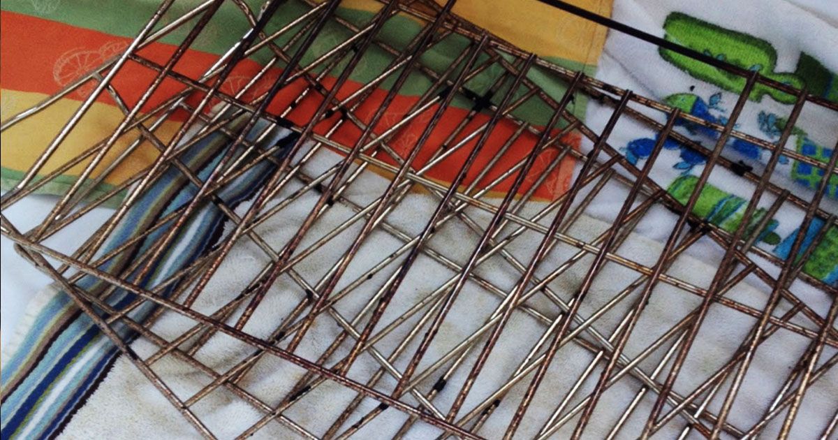 How to clean oven racks in the bathtub using dryer sheets