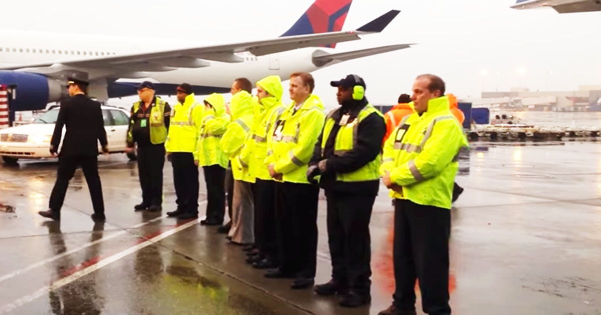 Delta Airlines Baggage Handlers Honor Fallen Soldier And His Dog SF Globe