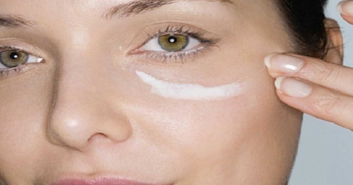 Make a baking soda compress to get rid of puffy eyes