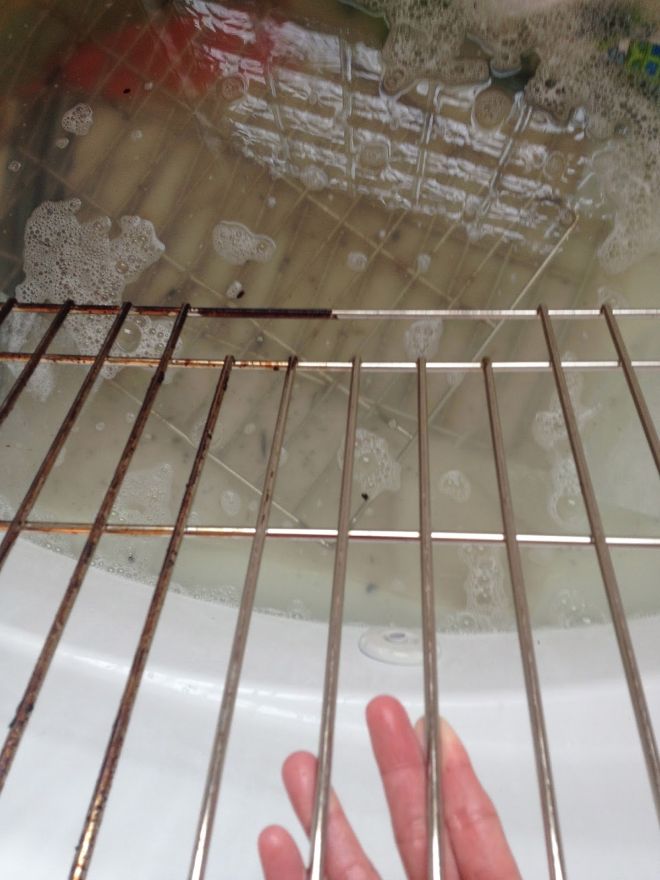 How to clean oven racks in the bathtub using dryer sheets