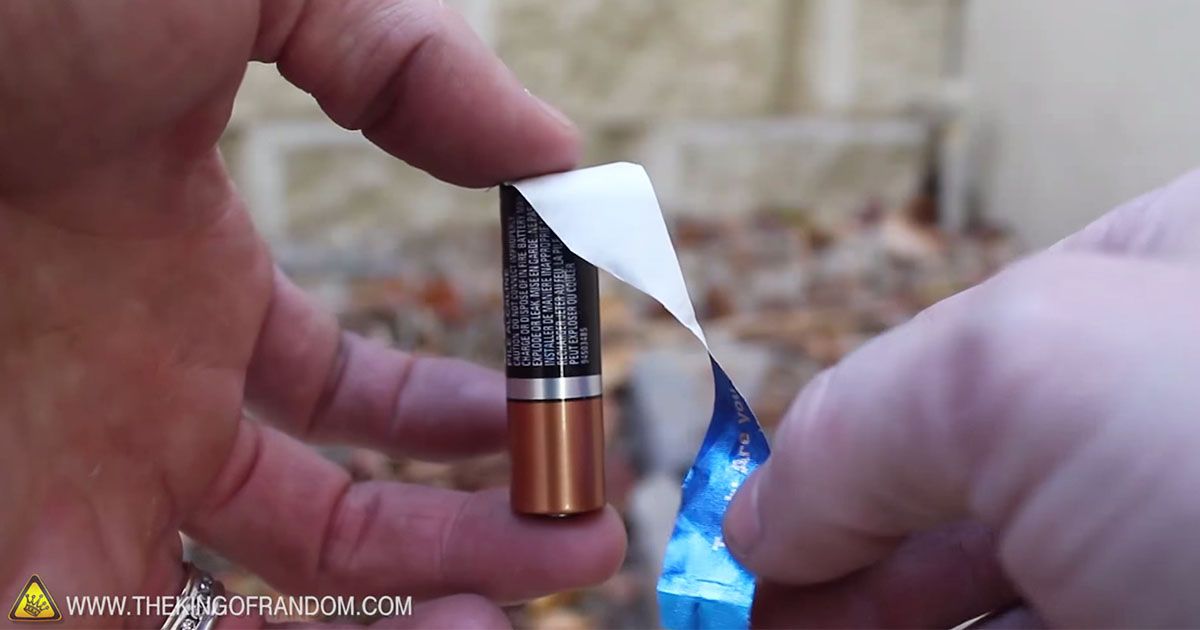 Use A Battery And A Gum Wrapper To Make A Clever Survival Technique