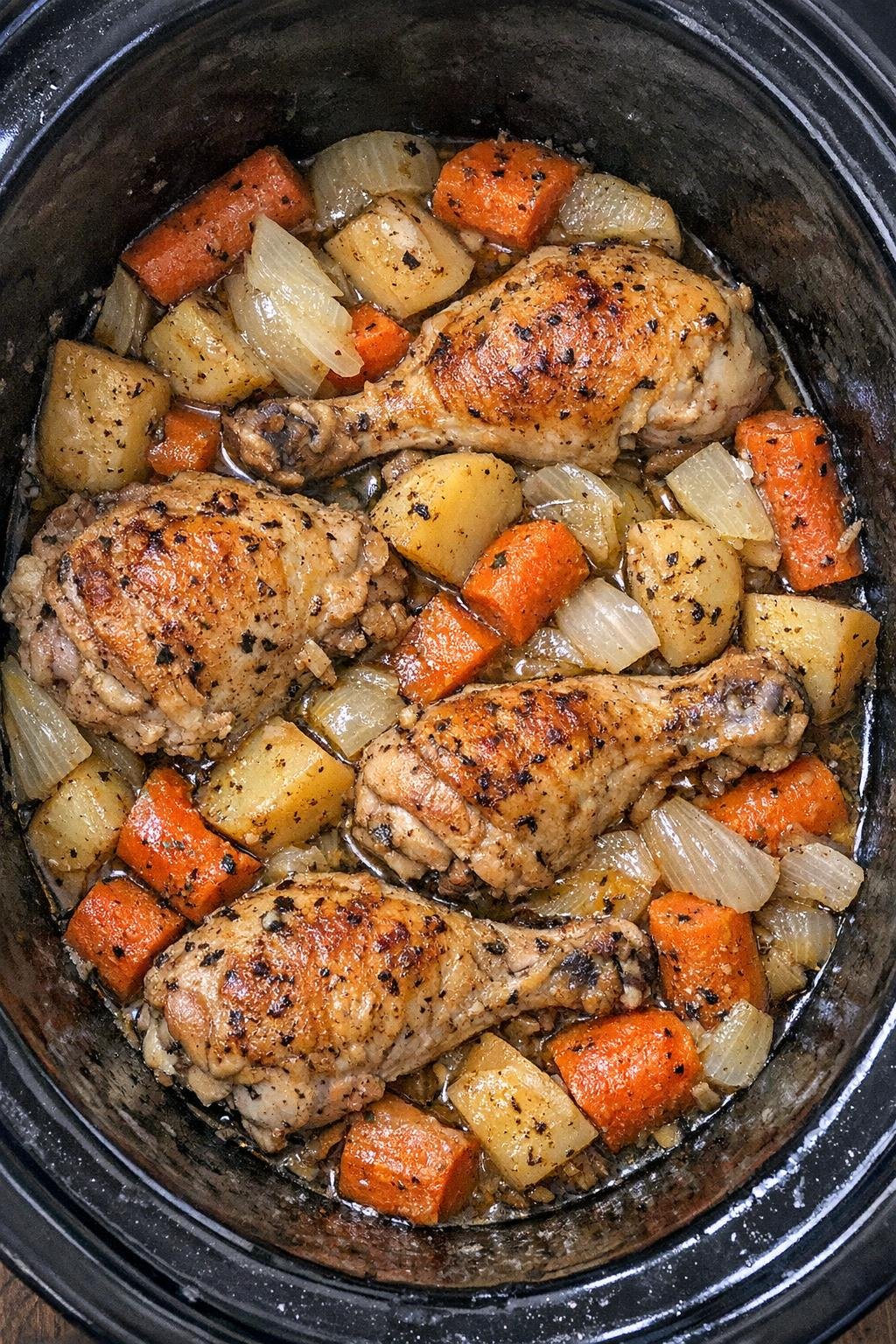 Amish herfstkip uit de slowcooker in een zwarte slowcooker