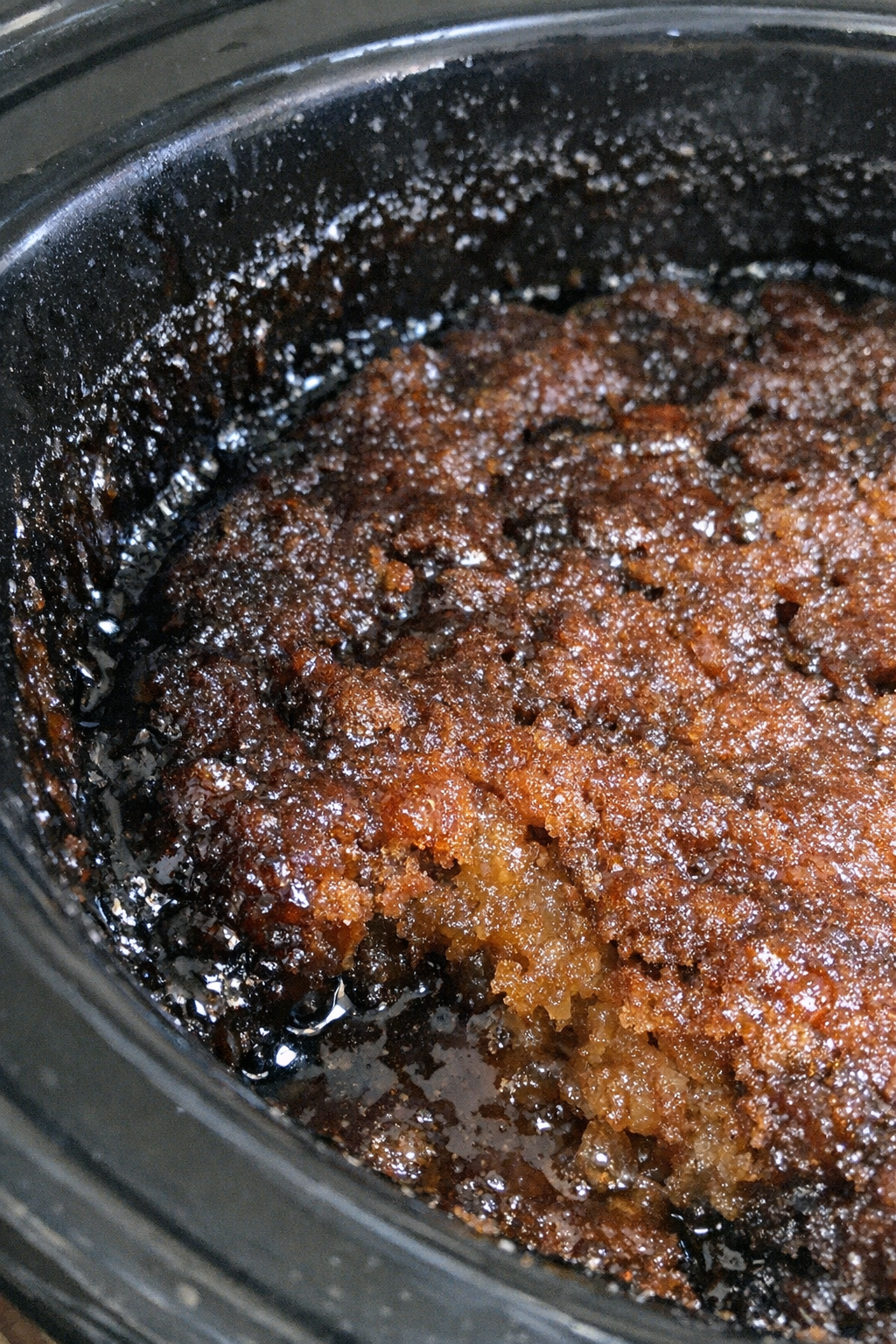 Warm spongy caramelized cola cake in a slow cooker