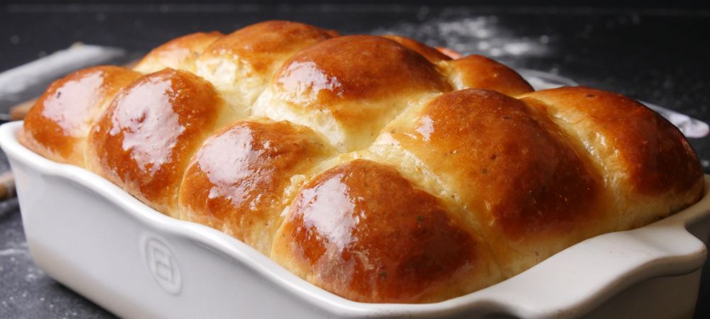 Even If You're Not An Expert Baker, You Can Perfect These Herby Dinner Rolls Recipe and Video