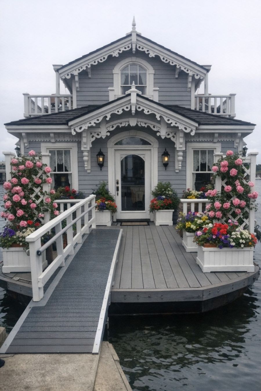 ②Boat House ボートハウス 当時物 Step aboard this accessible Victorian houseboat. Wait until you