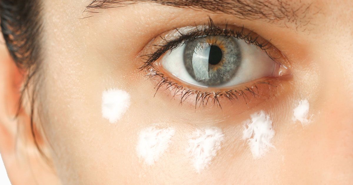Make a baking soda compress to get rid of puffy eyes