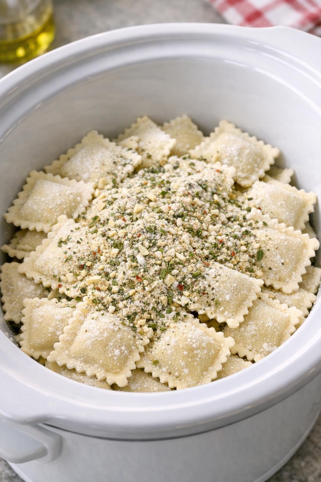 Italiaanse dressingmix over bevroren ravioli in de slowcooker gestrooid