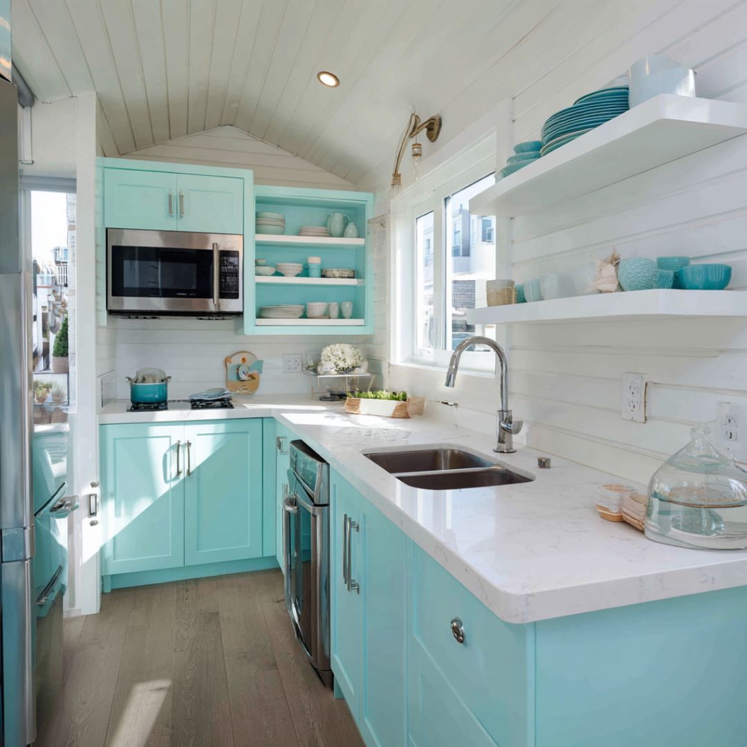 Enter this charming tiny house by the coast. The interior will awe you ...