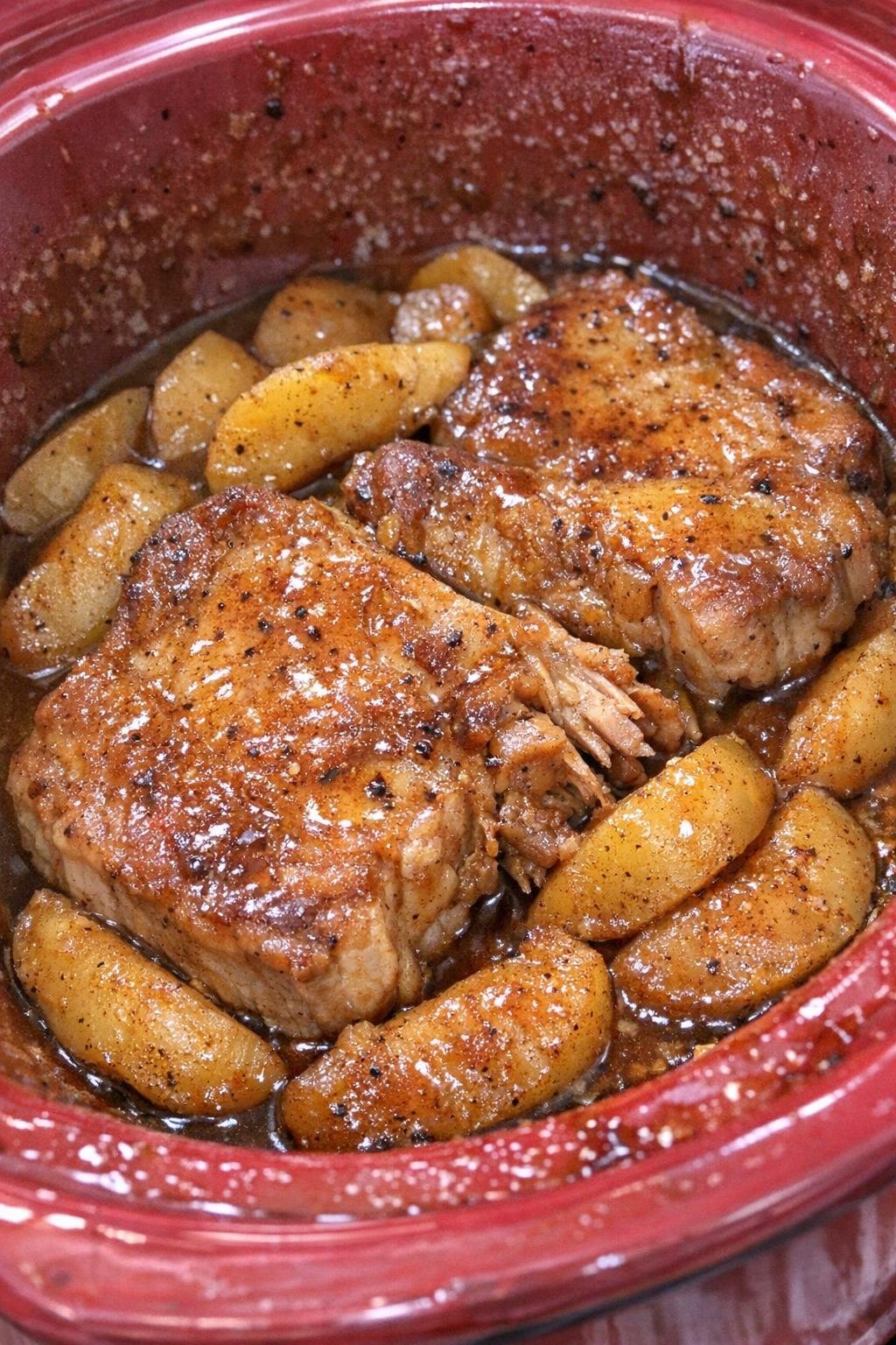 Varkenskarbonades met appel en kaneel, bereid in de slowcooker, zijn klaar.